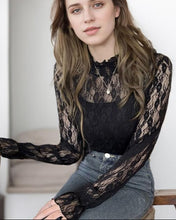 Cargar imagen en el visor de la galería, BLUSA ENCAJE CUELLO ALTO
