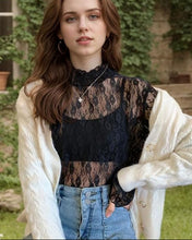Cargar imagen en el visor de la galería, BLUSA ENCAJE CUELLO ALTO

