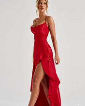 Cargar imagen en el visor de la galería, VESTIDO LARGO SATEN CON VOLADO
