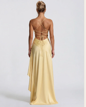 Cargar imagen en el visor de la galería, VESTIDO LARGO SATEN CON VOLADO
