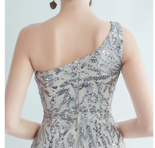 Cargar imagen en el visor de la galería, VESTIDO LARGO LENTEJUELA DISEÑO 1 HOMBRO Y TAJO C/CINTO
