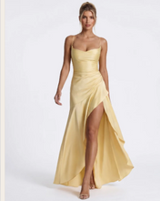 Cargar imagen en el visor de la galería, VESTIDO LARGO SATEN CON VOLADO
