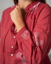Cargar imagen en el visor de la galería, BLUSA BORDADA FLORES
