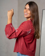 Cargar imagen en el visor de la galería, BLUSA BORDADA FLORES

