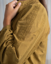Cargar imagen en el visor de la galería, BLUSA BRODERIE LINEAS
