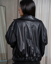Cargar imagen en el visor de la galería, CHAQUETA BOMBER CUERO NEGRA
