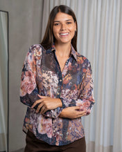 Cargar imagen en el visor de la galería, CAMISA DISEÑO FLORES
