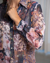 Cargar imagen en el visor de la galería, CAMISA DISEÑO FLORES
