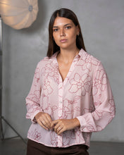 Cargar imagen en el visor de la galería, CAMISA FLORES ROSA
