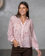 Cargar imagen en el visor de la galería, CAMISA FLORES ROSA
