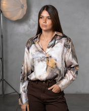 Cargar imagen en el visor de la galería, CAMISA ESTAMPADA MANCHAS
