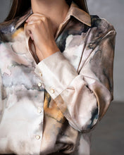 Cargar imagen en el visor de la galería, CAMISA ESTAMPADA MANCHAS
