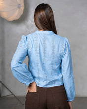 Cargar imagen en el visor de la galería, BLUSA BRODERIE LINEAS
