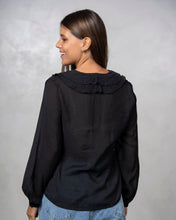 Cargar imagen en el visor de la galería, BLUSA VOLADOS ESCOTE
