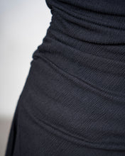 Cargar imagen en el visor de la galería, TOP STRAPLESS FRUNCE CON PICO
