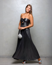 Cargar imagen en el visor de la galería, VESTIDO LARGO STRAPLESS NUDO CON BRILLO

