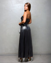 Cargar imagen en el visor de la galería, VESTIDO LARGO STRAPLESS NUDO CON BRILLO
