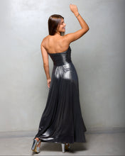 Cargar imagen en el visor de la galería, VESTIDO LARGO STRAPLESS NUDO CON BRILLO
