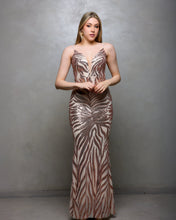 Cargar imagen en el visor de la galería, VESTIDO LARGO SIRENA BORDADO HOJAS
