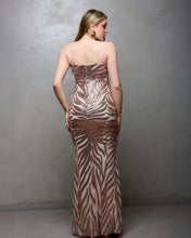 Cargar imagen en el visor de la galería, VESTIDO LARGO SIRENA BORDADO HOJAS
