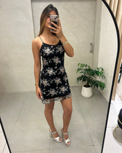 Cargar imagen en el visor de la galería, VESTIDO BORDADO SUELTO
