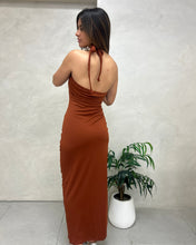 Cargar imagen en el visor de la galería, VESTIDO LARGO ESCOTE Y TAJO CON FRUNCE
