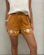 Cargar imagen en el visor de la galería, SHORT BORDADO FLORES***SALE***
