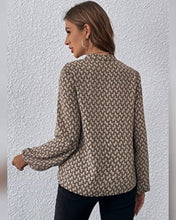 Cargar imagen en el visor de la galería, BLUSA ESTAMPADA ESCOTE V
