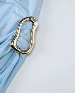 TOP UN HOMBRO BROCHE COSTADO
