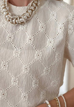 Cargar imagen en el visor de la galería, BLUSA BRODERIE FLORES MAS ROMBOS
