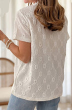 Cargar imagen en el visor de la galería, BLUSA BRODERIE FLORES MAS ROMBOS
