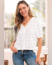 Cargar imagen en el visor de la galería, BLUSA BRODERIE CON BOTONES Y MANGA PRINCESA
