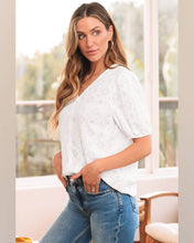 Cargar imagen en el visor de la galería, BLUSA BRODERIE CON BOTONES Y MANGA PRINCESA
