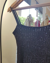 Cargar imagen en el visor de la galería, VESTIDO BASICO LENTEJUELAS CON TAJO
