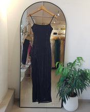 Cargar imagen en el visor de la galería, VESTIDO BASICO LENTEJUELAS CON TAJO
