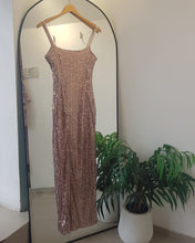 Cargar imagen en el visor de la galería, VESTIDO BASICO LENTEJUELAS CON TAJO
