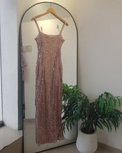 Cargar imagen en el visor de la galería, VESTIDO BASICO LENTEJUELAS CON TAJO
