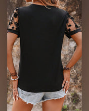 Cargar imagen en el visor de la galería, BLUSA LISA MANGA TUL CON FLORES
