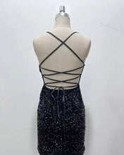 Cargar imagen en el visor de la galería, VESTIDO TUBO VELVET CON LENTEJUELAS

