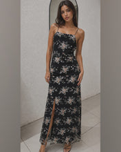 Cargar imagen en el visor de la galería, VESTIDO TUL BORDADO RECTO CON TAJO
