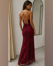 Cargar imagen en el visor de la galería, VESTIDO TUL BORDADO RECTO CON TAJO
