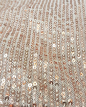Cargar imagen en el visor de la galería, VESTIDO LENTEJUELAS ESCOTE RECTO CON TAJO
