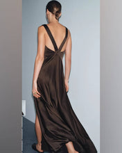 Cargar imagen en el visor de la galería, VESTIDO LARGO SATEN ESCOTE EN V CON FALDA EN A
