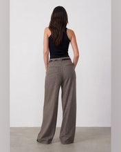 Cargar imagen en el visor de la galería, PANTALON PIE DE PULL ANCHO CON CINTO
