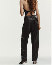 Cargar imagen en el visor de la galería, PANTALON ECOCUERO BARREL
