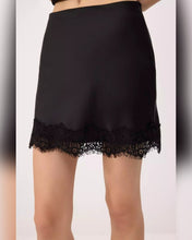 Cargar imagen en el visor de la galería, FALDA MINI LENCERA CON SHORT
