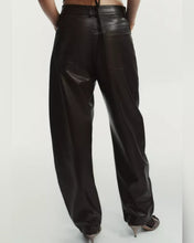 Cargar imagen en el visor de la galería, PANTALON ECOCUERO BARREL
