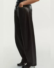 Cargar imagen en el visor de la galería, PANTALON ECOCUERO BARREL

