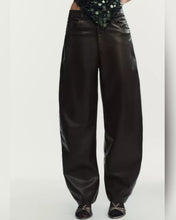 Cargar imagen en el visor de la galería, PANTALON ECOCUERO BARREL
