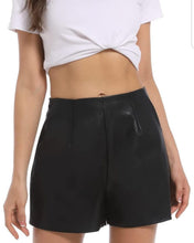 Cargar imagen en el visor de la galería, SHORT CUERINA
